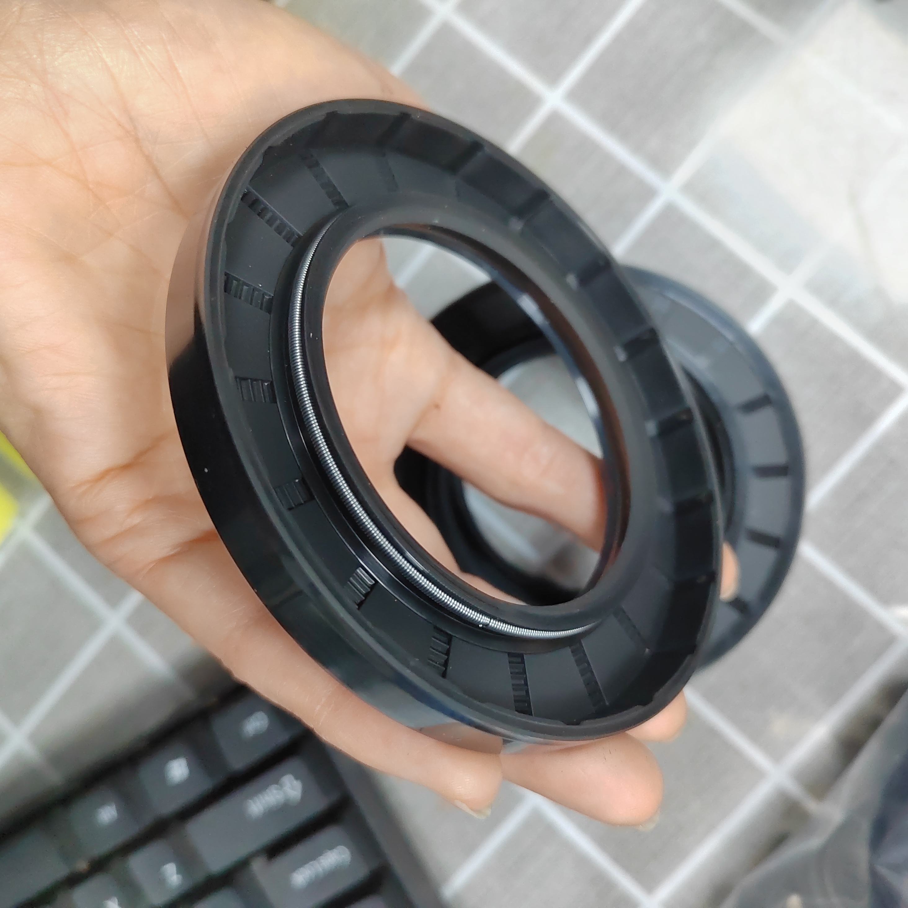 Japan quality oil seal hydraulic TC FKM rubber oil seal dust resistance high wear speed TG4 oil seal